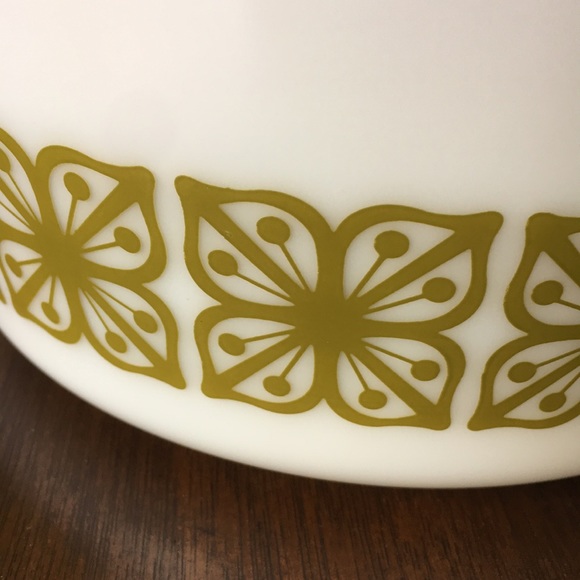 Vintage Pyrex 2.5 Qt. Casserole Dish - Picture 3 of 14